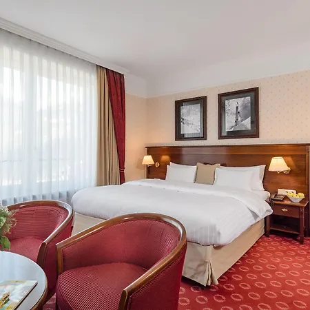 Отель Salzburger Hof 4*
